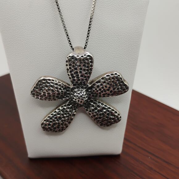 Retired Silpada Sterling Silver Daisy Pendant and Earrings - Picture 2 of 6